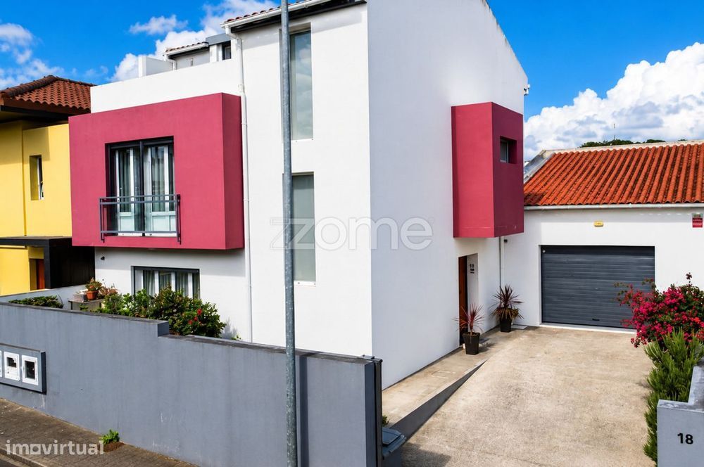 Moradia T3 Moderna com Garagem e Terraço em Ponta Delgada