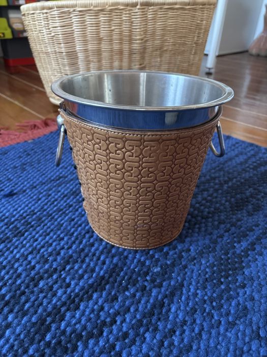 Balde de gelo de metal com protecao