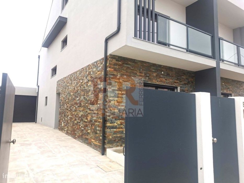 Moradia Geminada Duplex T3 com Garagem e Pérgula, Fernão Ferro