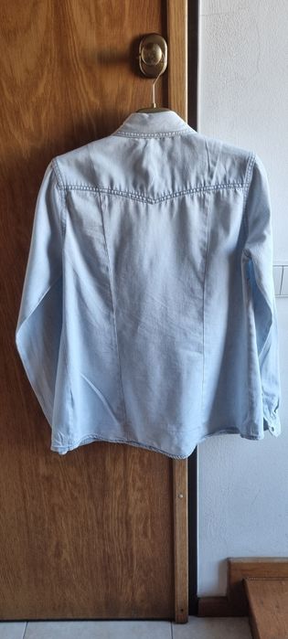 Camisa de ganga azul claro