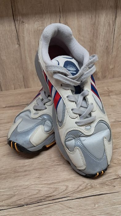 Кросівки adidas.