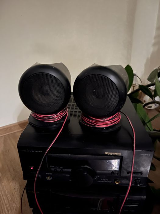 Wieża z kolumnami i glosnikami