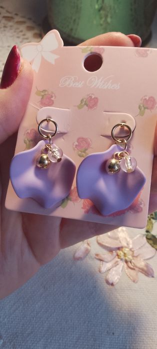 Słodkie delikatne kolczyki płatki z perełkami liliowe nowe