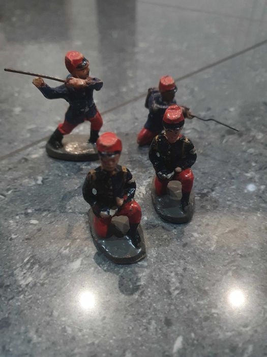 Bardzo stare żołnierzyki z elastoliny