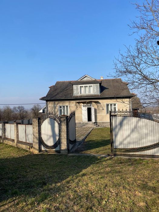 Продається просторий двохповерховий будинок в Карпатах