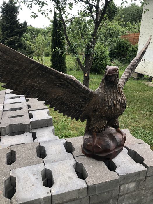 Rzeźba orła z drewna