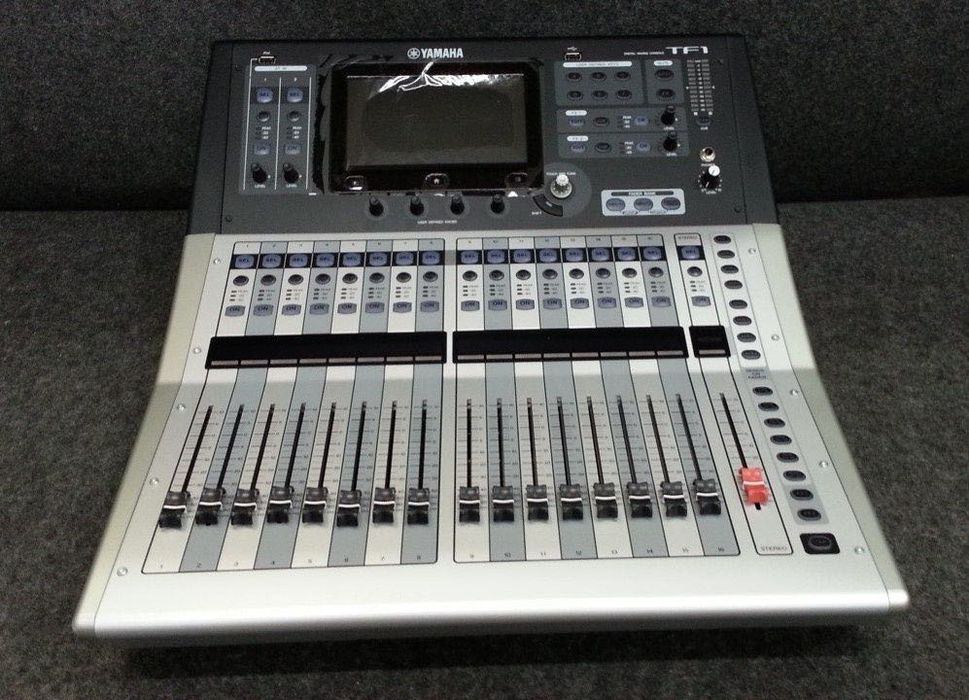 Мікшерний пульт YAMAHA TF 1