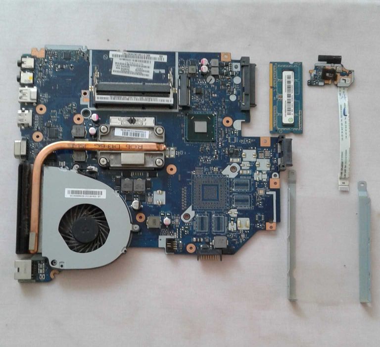 Два ноутбука на запчасти.