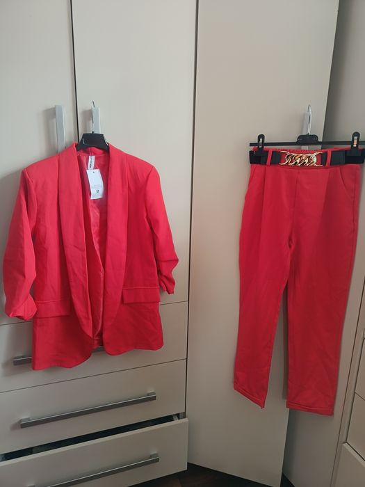 Garnitur damski s czerwony