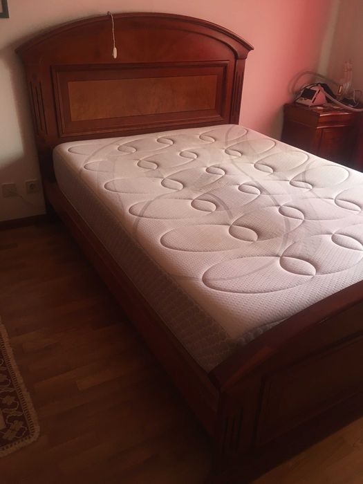 Cama de casal de cerejeira, sem estrado e sem colchão
