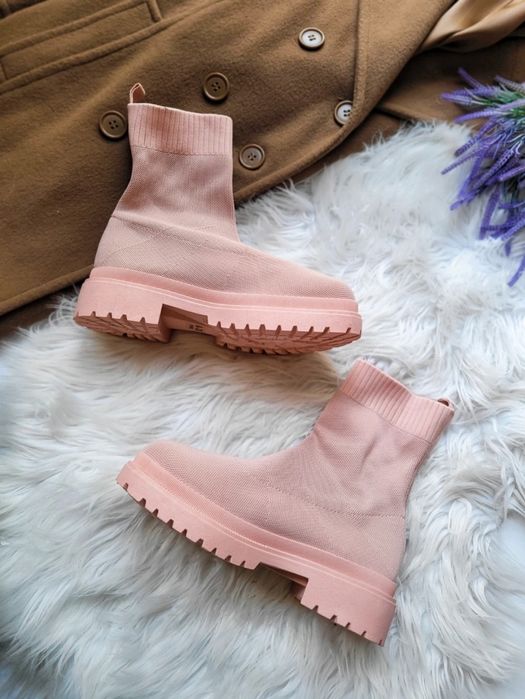 Pudrowe botki skarpetkowe wysoka cholewka sporty casual athleisure