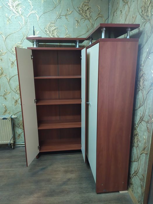 Терміновий продаж офісного столу з шафами