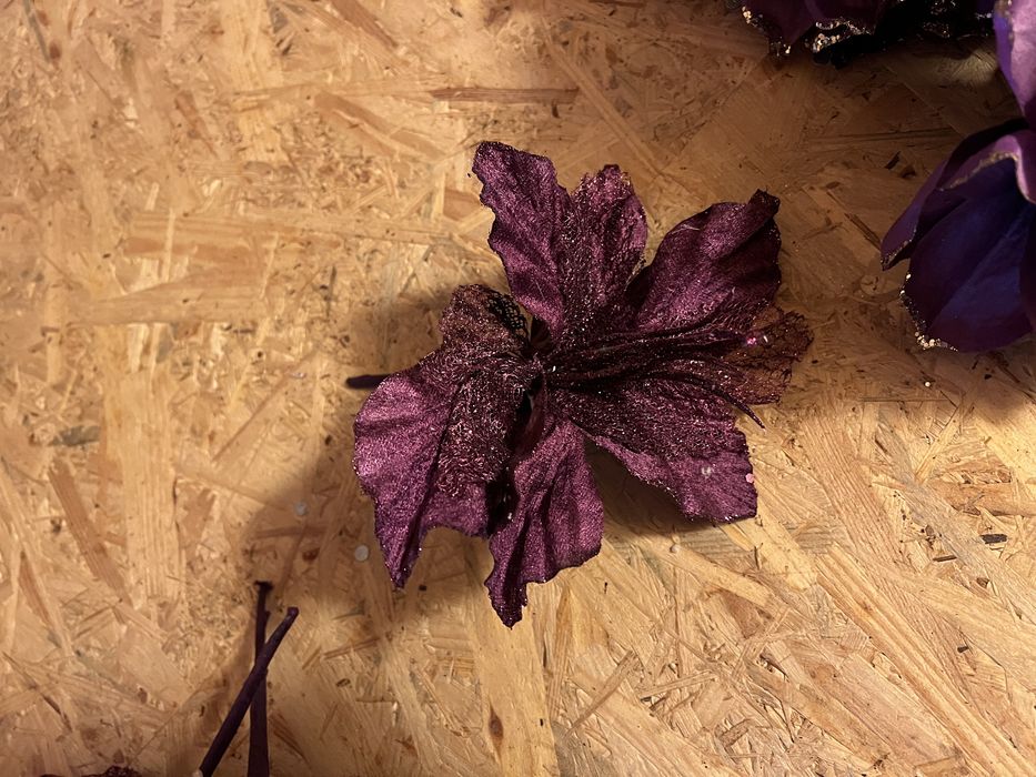 Декор, квіти, гілочки на ялинку