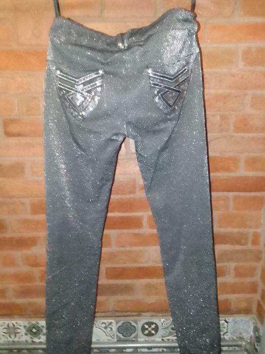 Блестящие брюки.