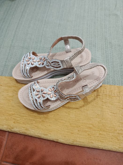 Vendo sapatos e sandálias