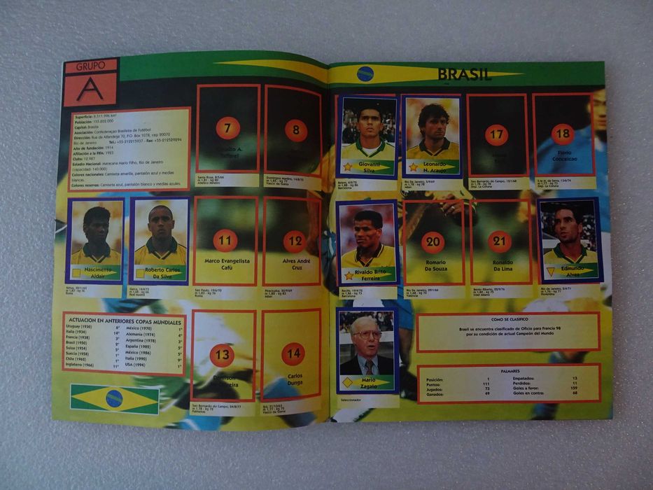 Caderneta de cromos de futebol Mundial de Futebol Francia 1998 tem 216