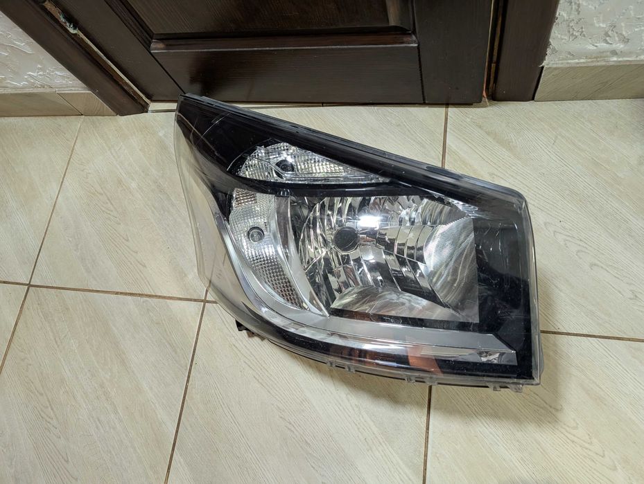 Фара передняя правая Renault Trafic 3 рестайлинг 260109868R