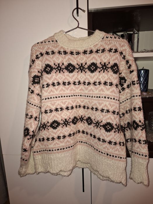 Ciepły sweter z wzorem