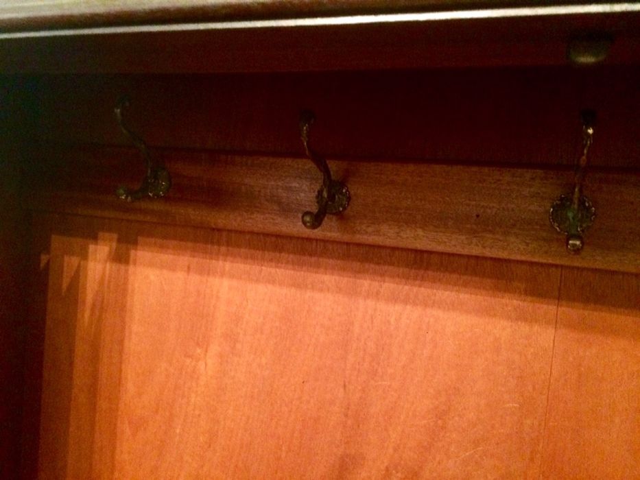 Móvel Bengaleiro . Armário em Castanho Maciço Antigo64285301640833123