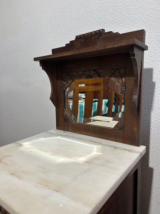 Mesa de cabeceira antiga com espelho