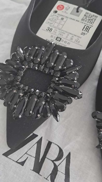 Zara eleganckie czółenka z broszką