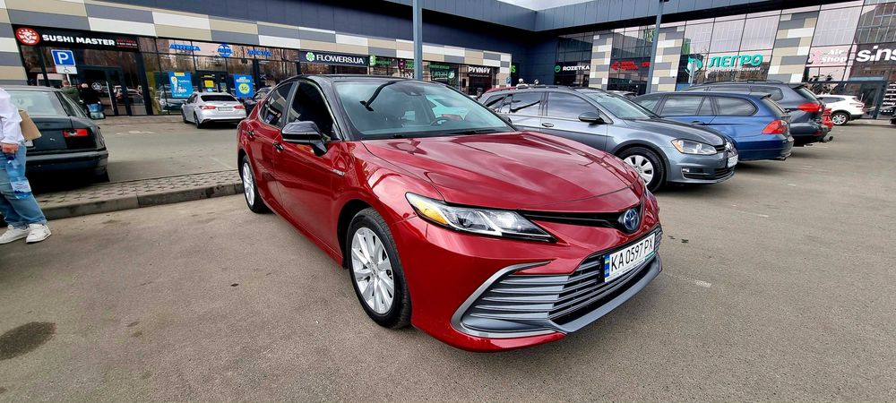 Оренда авто Київ Toyota Camry 70 Hybrid автомат бізнес клас 5л/100км
