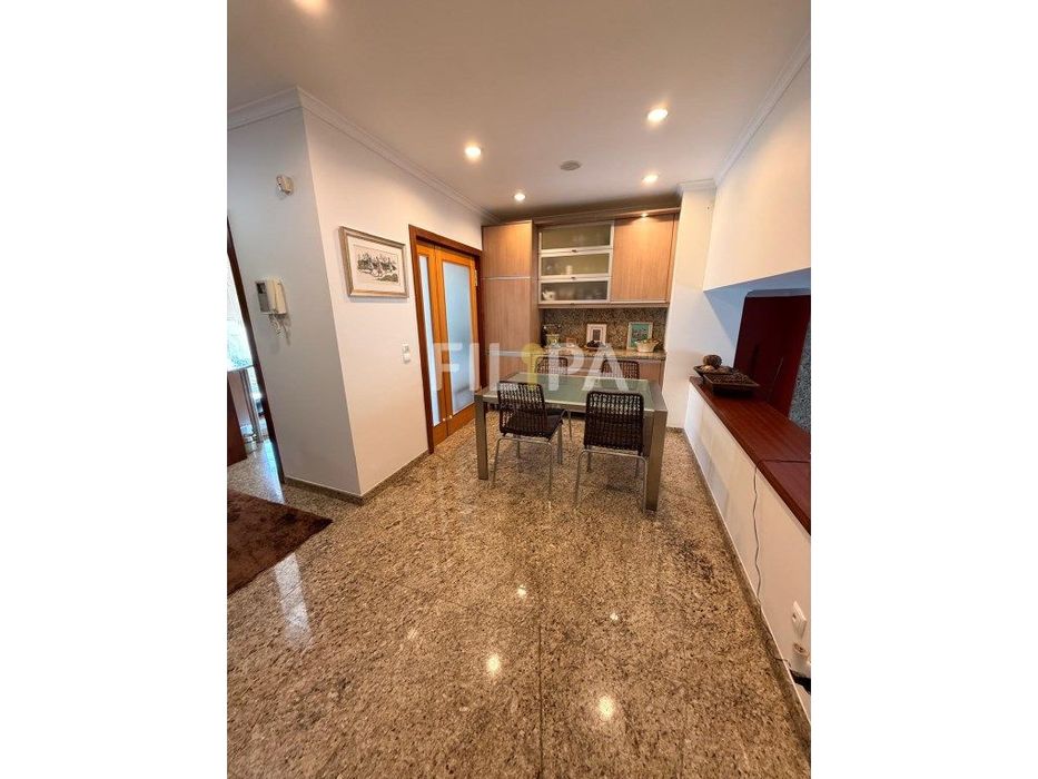 Moradia T5 com espaço exterior - Maia