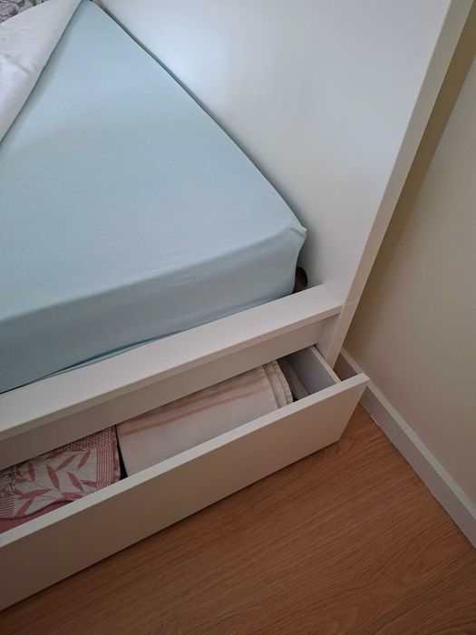 Cama MALM Ikea branca, 180x200. Com 2 gavetões.Como nova.