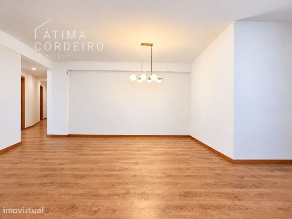 T3 com parqueamento coberto e arrecadação individual Fernão Ferro
