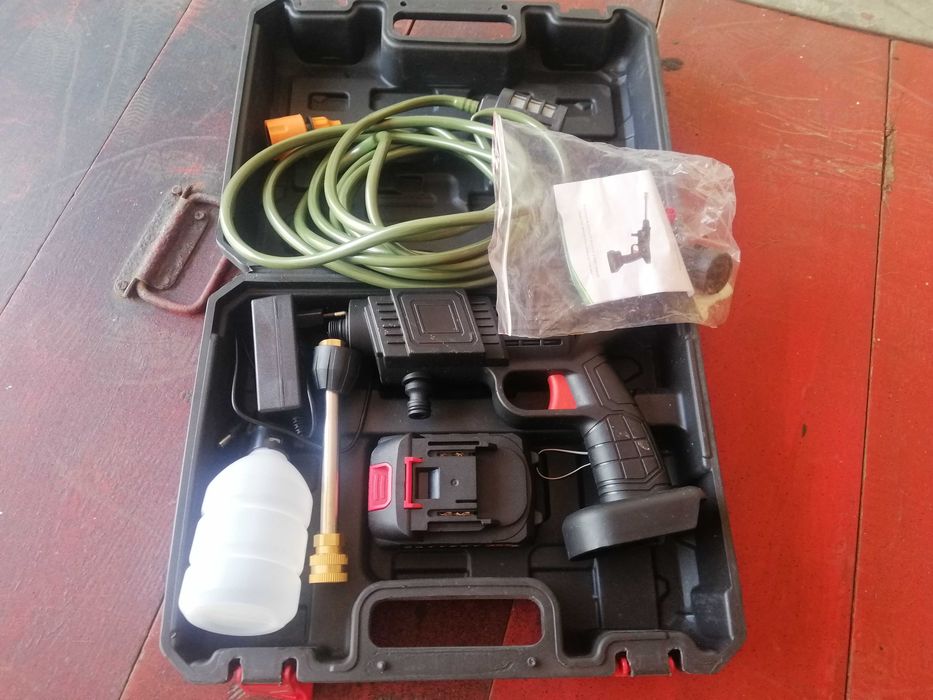 Продам Минимойка аккумуляторная в кейсе 12 предметов НОВА