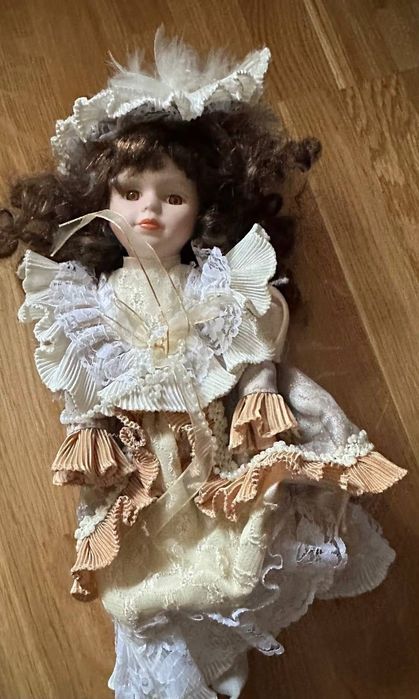 Порцелянова кукла дама з шапочкою