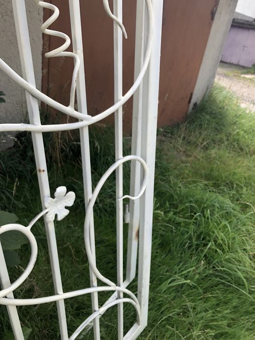 Решітка з дверима для дачі або балконних дверей