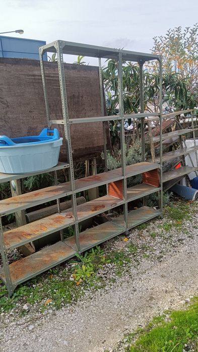 Prateleiras em ferro