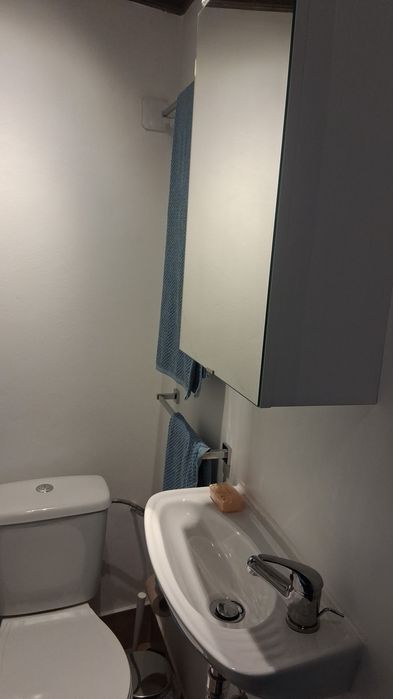 Arrenda-se T0, espaço muito pequeno, colado a moradia.