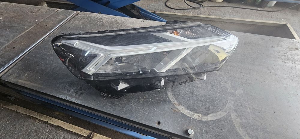 Farol dacia jogger