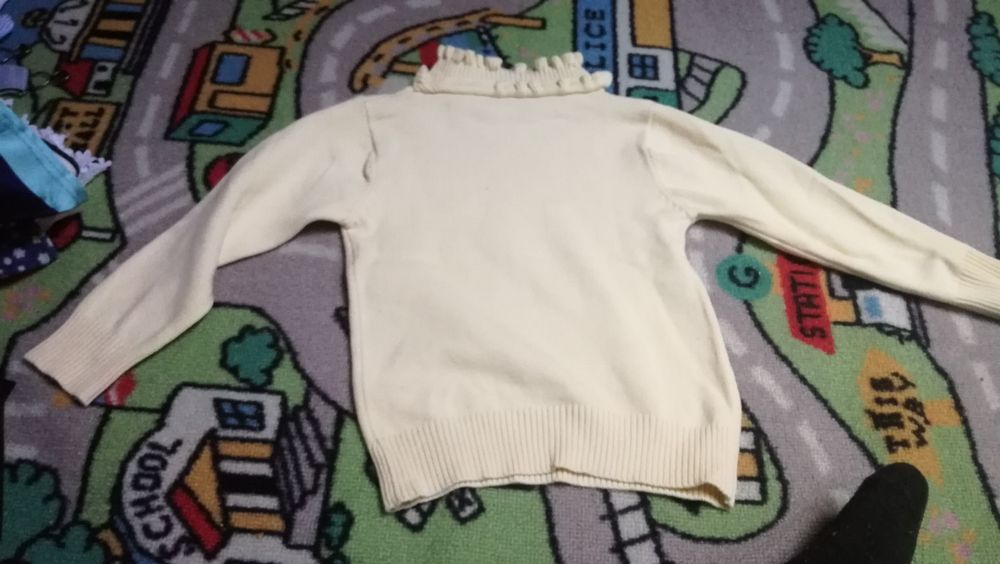 Varias roupas de menina