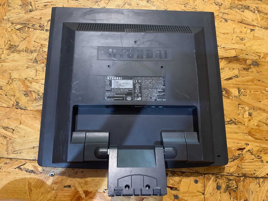 Монітор Hyundai 17 дюймів . Без підставки.