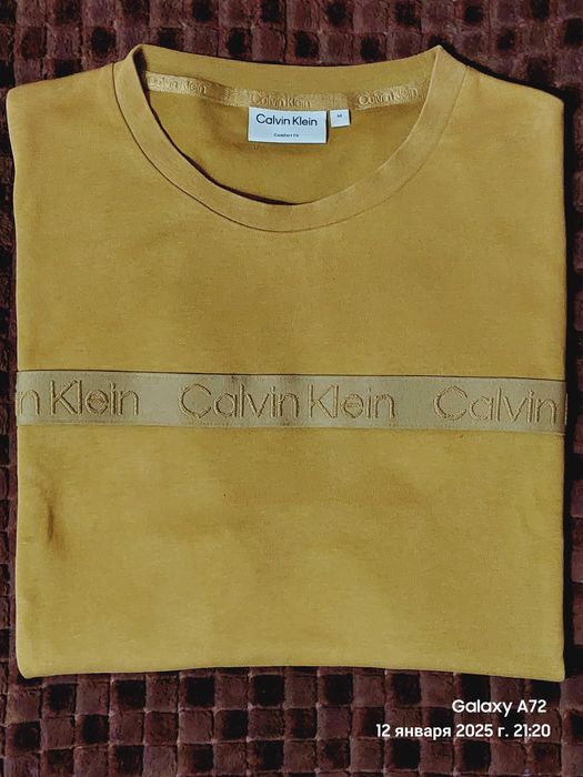 Продам футболку «CALVIN KLEIN» горчичного цвета.