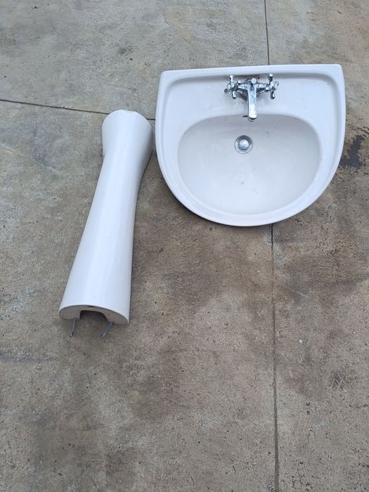 Umywalka łazienkowa z baterią bez syfonu