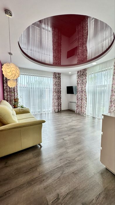 Продам добротный 2-х эт. дом 285 м2 в Обуховке, озеро Попасное, лес