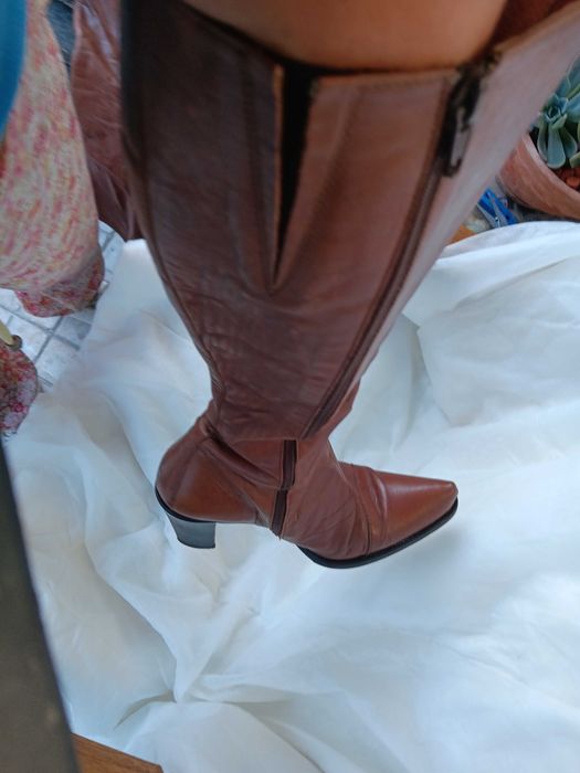 Botas salto e cano alto em pele da Ana Sousa