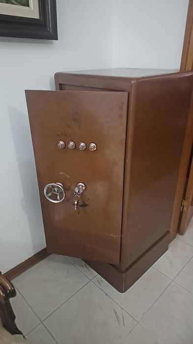 Cofre antigo em bom estado