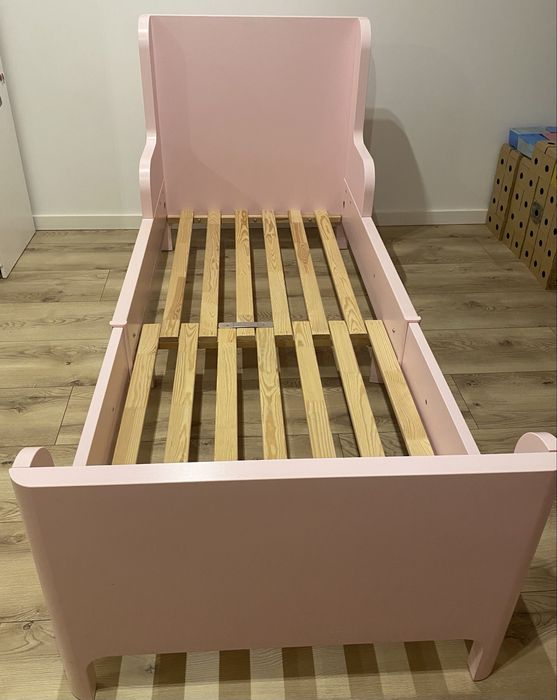 Łóżko dla dziewczynki.