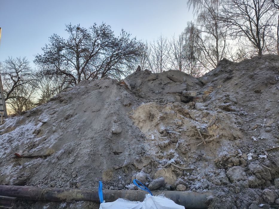 Oddam ziemię ( zmieszany piasek z ziemia)