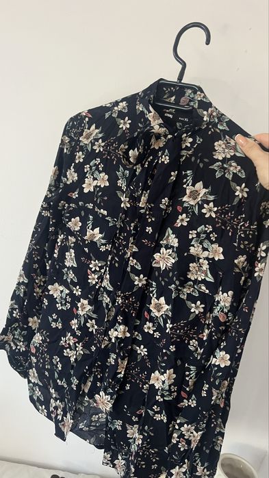 Koszula Sinsay 34 XS w kwiaty granatowa kokarda