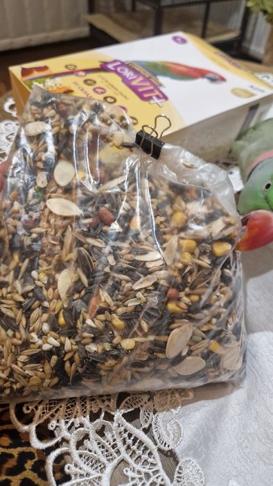 Корм для папуги середніх розмірів