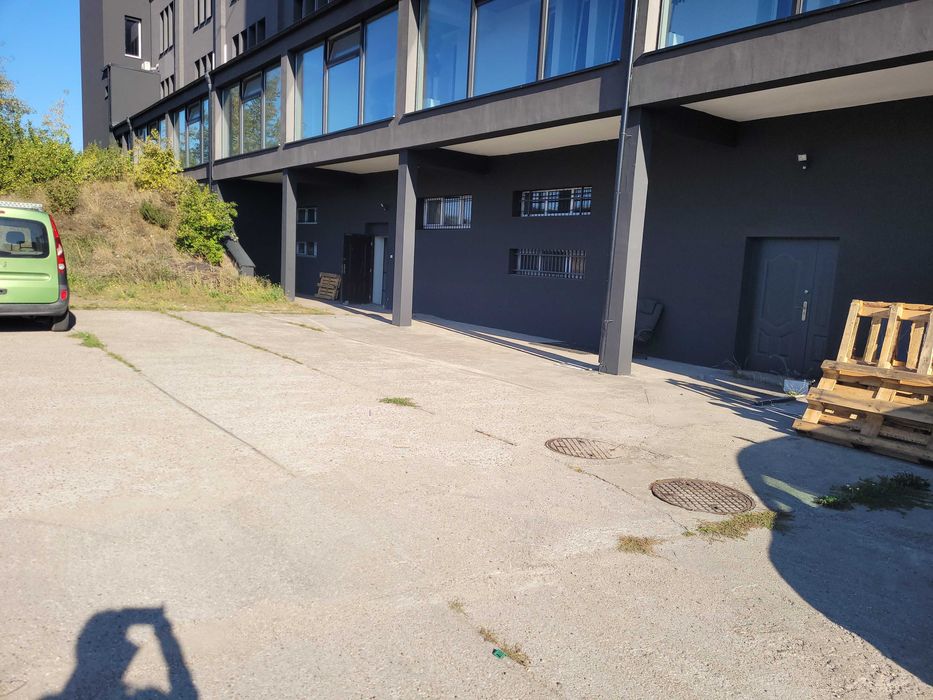 Magazyn w budynku biurowym z parkingiem