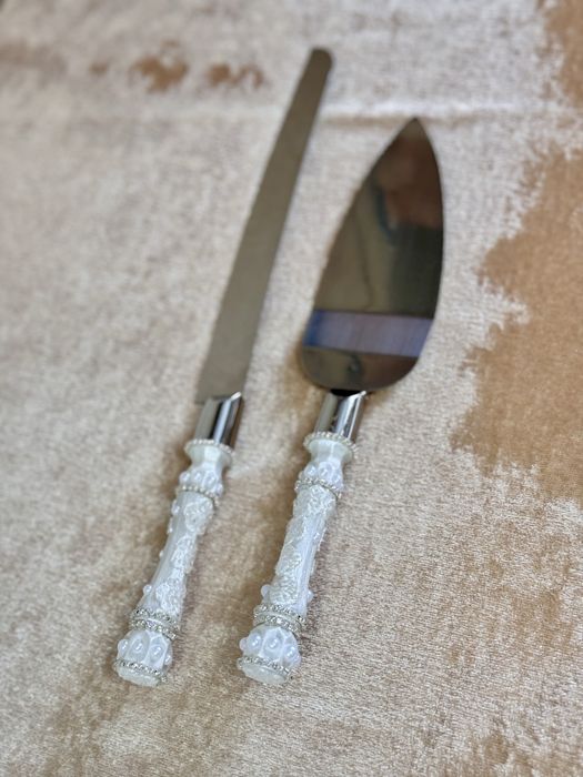 Весільний набір; Бокали; свічки; Скринька; Коробка; тарілка; ніж