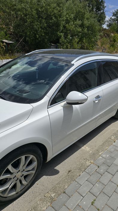 Viatura peugeot em bom estado de conservação