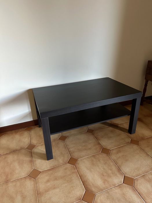Mesa de salão castanho escuro